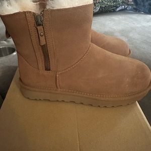 Ugg mini double zip woman’s size 7